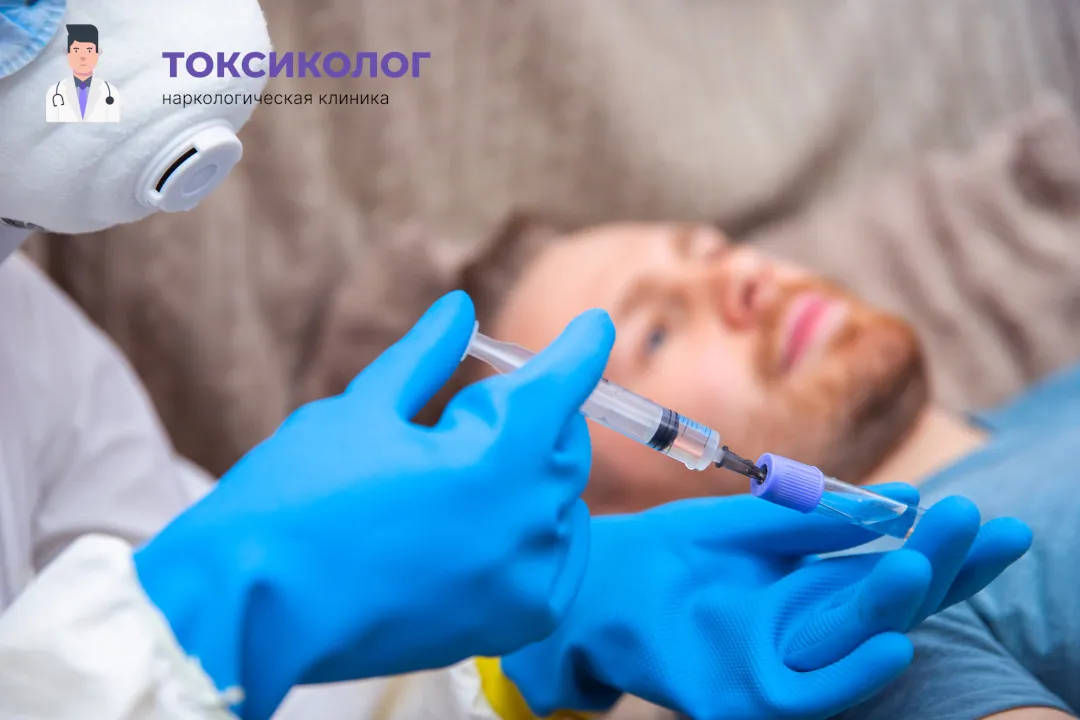 Врач берет анализы в процессе процедуры «Снятие ломки в Хасавюрте»